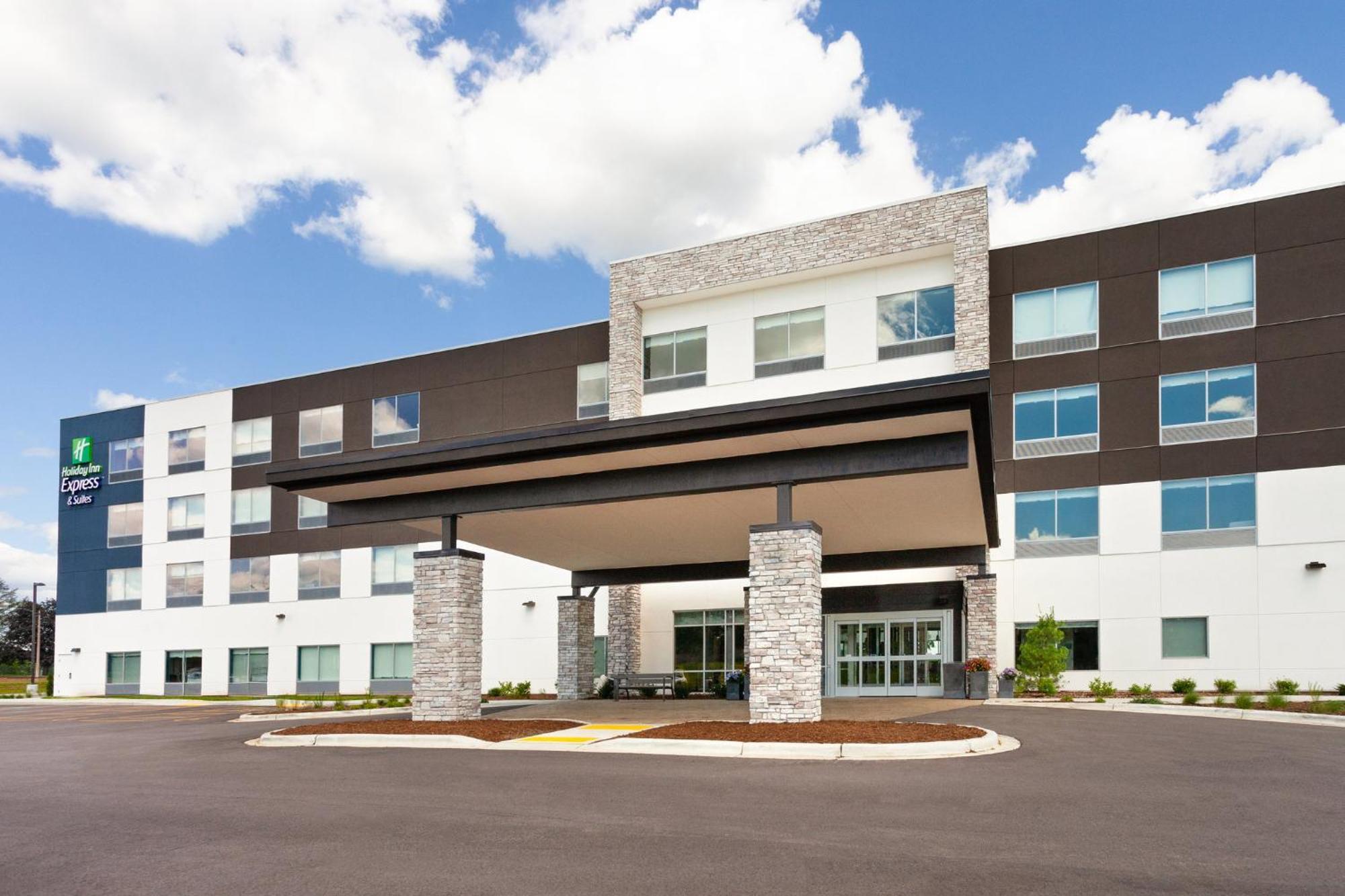 Holiday Inn Express & Suites Reedsburg - Dells Area By Ihg Exterior photo