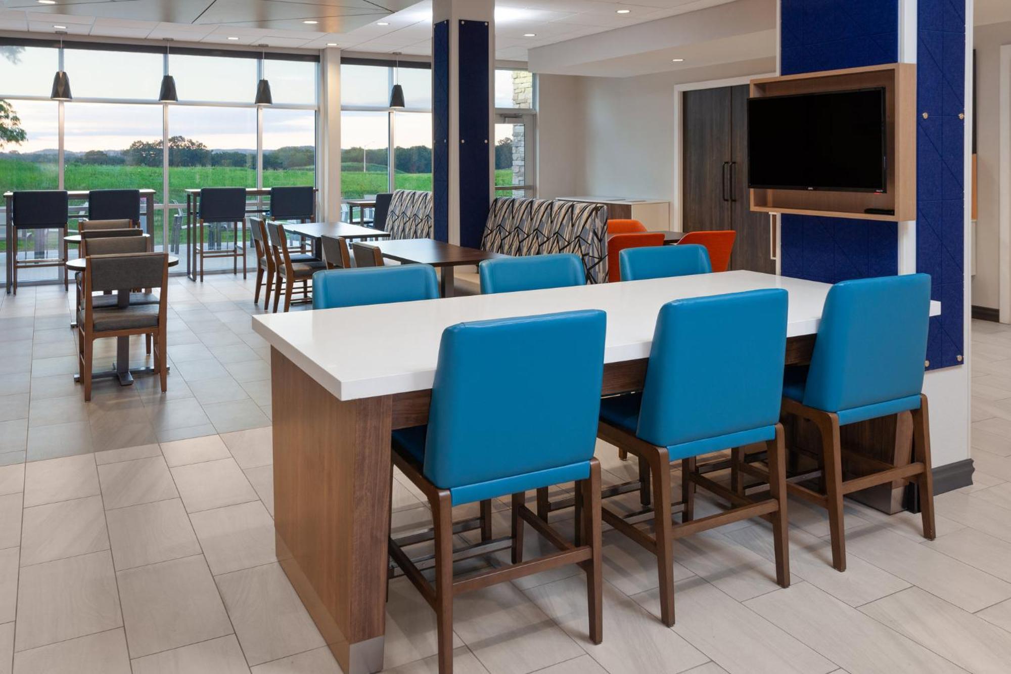 Holiday Inn Express & Suites Reedsburg - Dells Area By Ihg Exterior photo