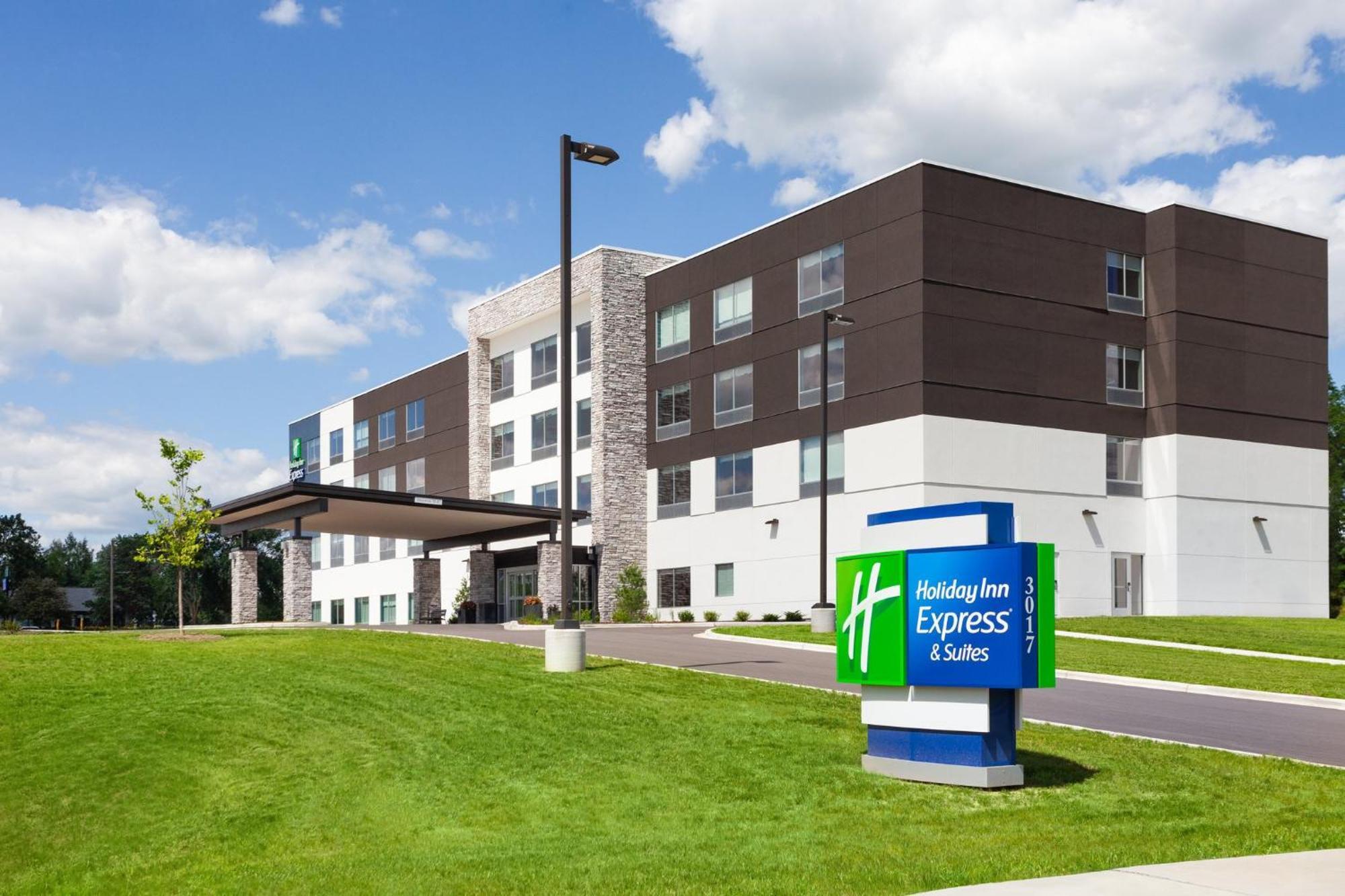 Holiday Inn Express & Suites Reedsburg - Dells Area By Ihg Exterior photo